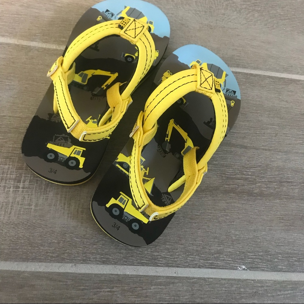 Never worn toddler reef sandals size 3/4